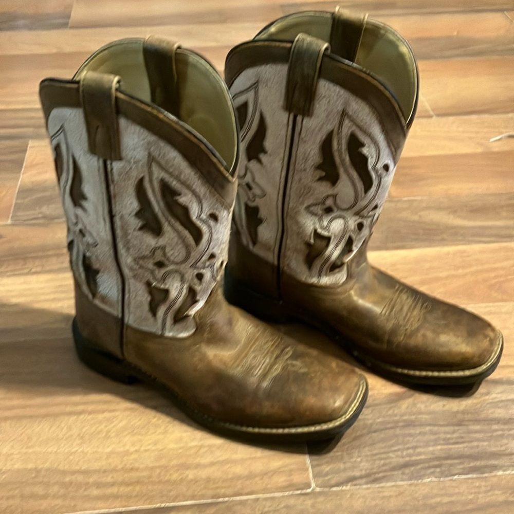 Boys boots size 6